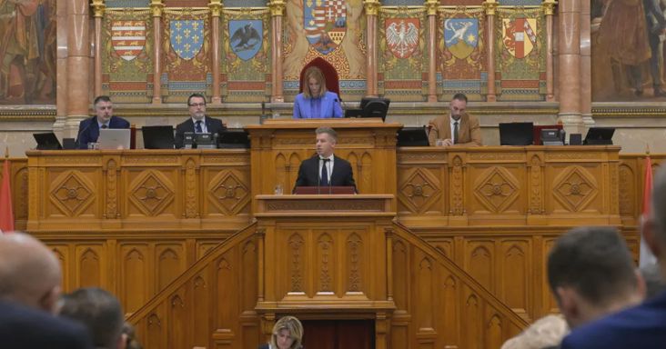 Magyar Péter bejelentései: megszűnik az árrésstop, duplázódik a családi pótlék, jön az adócsökkentés