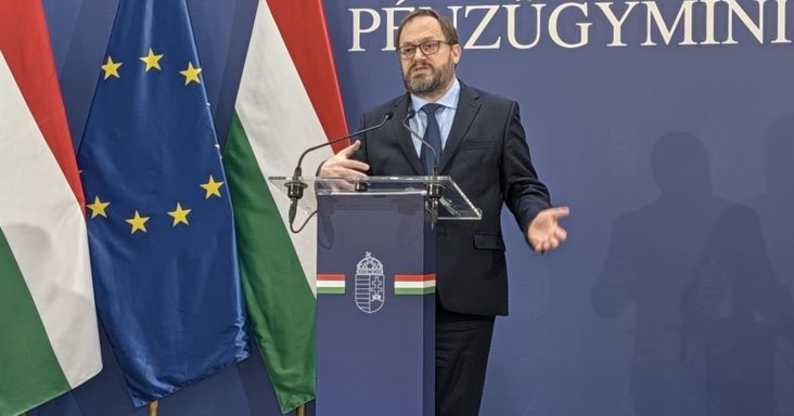 Fitch: Magasabban tetőzik az államadósság, jövőre nem lesz akkora hiánycsökkentés, mint a kormány tervezi
