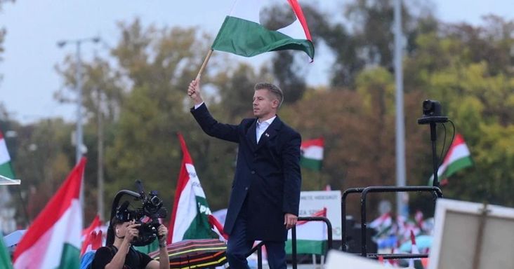 Magyar Péter a Kossuth téren mond beszédet október 23-án