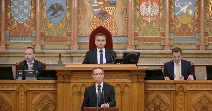 Varga Mihály éles határvonalat húzott a parlamentben, itt a jegybankelnök nyolc pontja