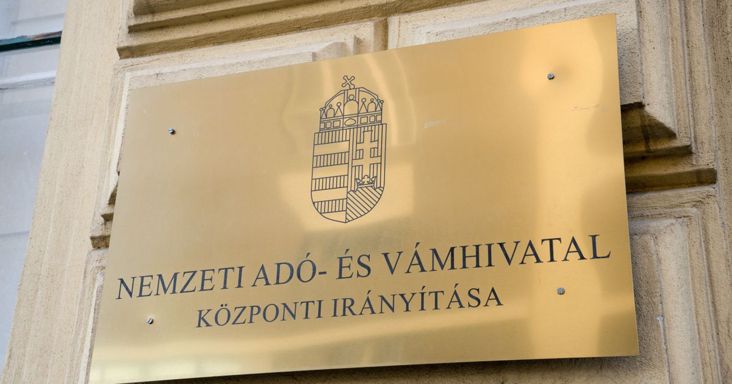 Kármán András kirúgta a NAV egyik elnökhelyettesét, Seszták Miklós és a Volánbusz-botrány lehetett az ürügy