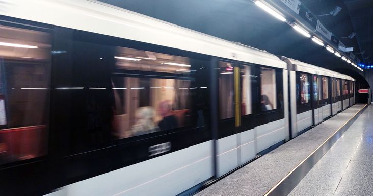 Életveszélyes mutatvány az M2-es metrón a Pillangó utcánál: a szerelvény tetején utazott két maszkos fiatal – Kikerült a netre a videó