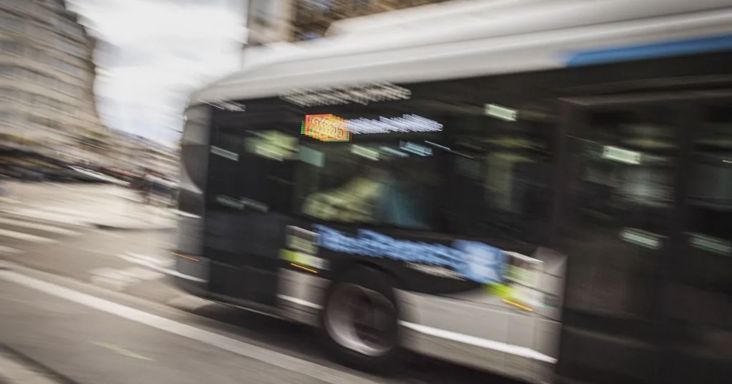 Buszsofőrnek hazudta magát, majd utasokkal együtt hajtott el a pályaudvarról egy fiatal srác