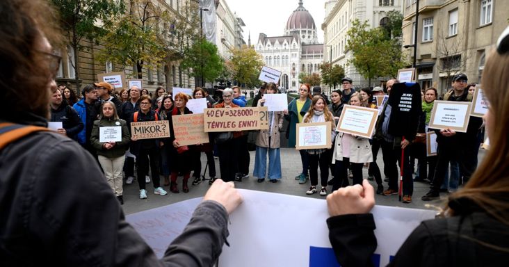 „Arculcsapás!” – Utcára vonultak a kulturális dolgozók a 10,7 százalékos béremelés miatt