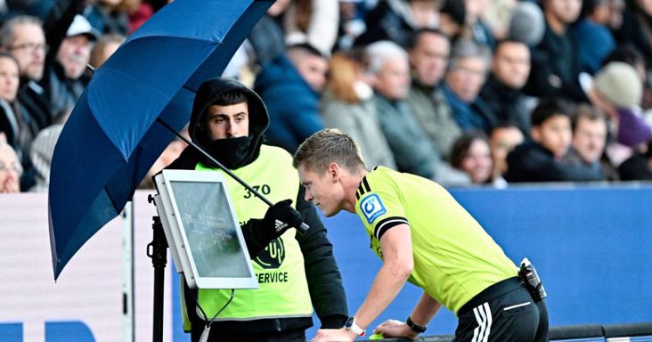 Őskáosz és büntetőparádé után ismét nyert a Bundesliga meglepetéscsapata