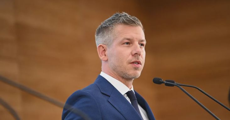 Magyar Péter: Orbán Viktort az sem zavarja, hogy korábban kitüntetést adott egy pedofil rémnek