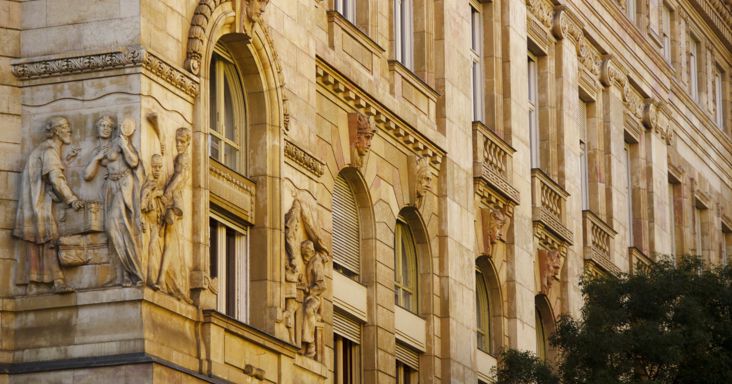 Ekkora lehet a magyar alapkamat jövőre: ezt tervezhetik Varga Mihályék 2027-ben