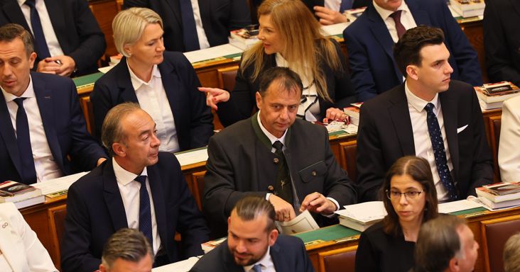 Távozik a parlamenti szakbizottságból az afrikai luxusvadászatok miatt botrányba keveredett tiszás képviselő