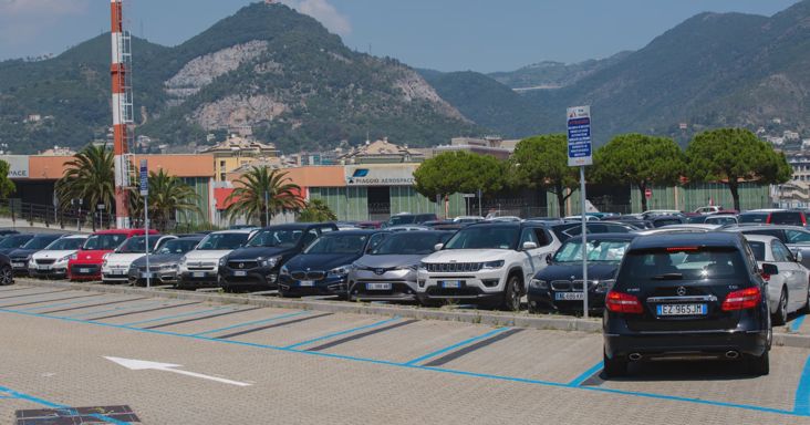 Feldühödött acélgyári munkások foglalták el Genova repülőterét