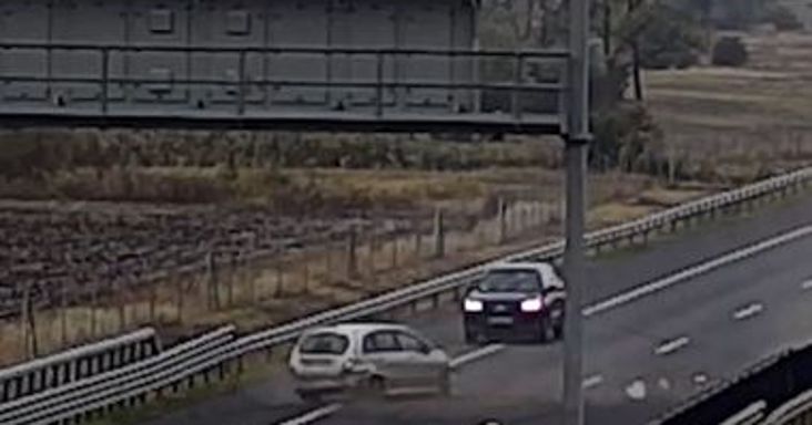Hatalmasat csattant egy autó az M4-esen, a másik sofőr egy ideig nézte, majd elhajtott