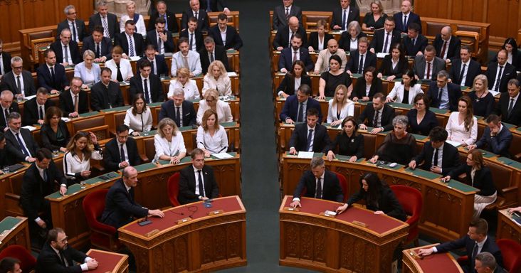 Kedden ismét farkasszemet nézhet Baka András és Magyar Péter az Országgyűlésben – üzemanyag-kedvezményt kaphat az autósok egy része