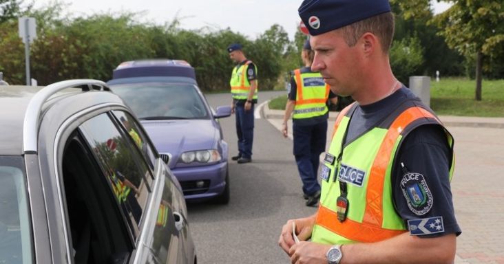 Gigarazziát tartott a rendőrség: volt, aki éppen egy lángost majszolt, amikor elkapták
