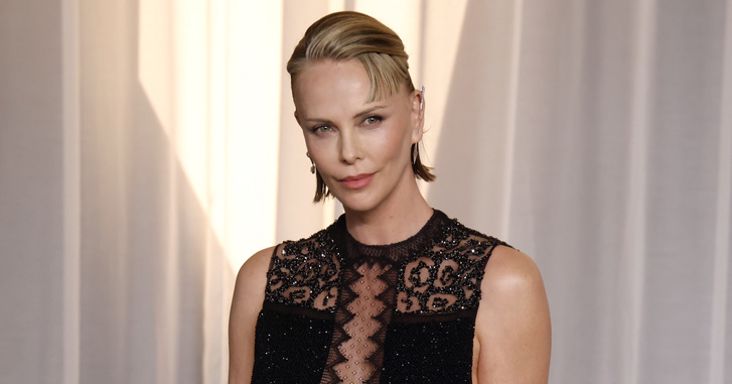 Alig takarta valami Charlize Theron testét, döbbenetesen merész ruhában jelent meg