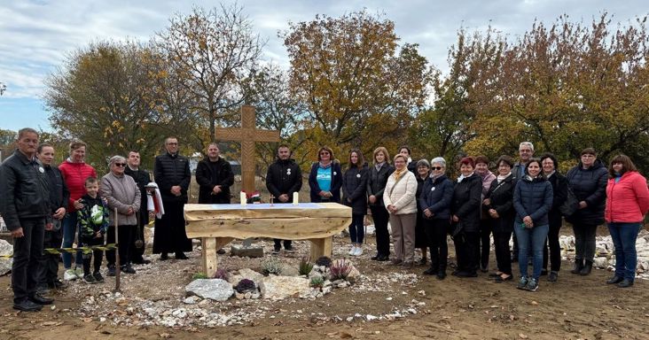 Megáldották a feltárt középkori templom szentélyében álló keresztet