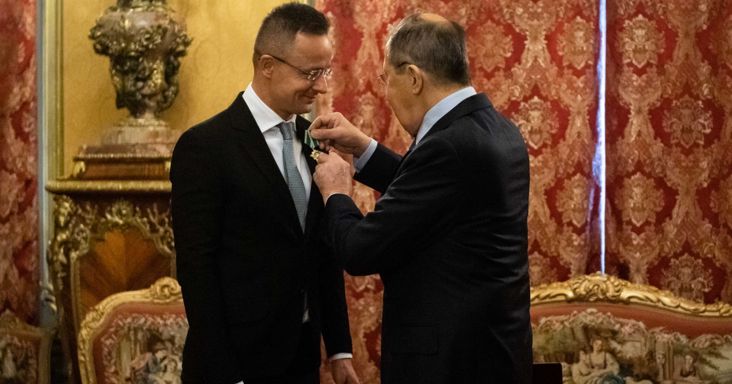 A lengyel külügyminiszter szerint pénzutalások és felvételek bizonyítják, hogy Orbánék együttműködtek az oroszokkal