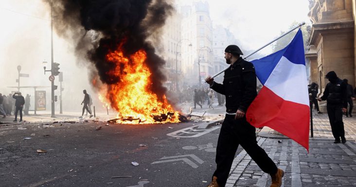 C’est la vie – XVI. Lajos óta senki nem vette ilyen lazán a párizsi zavargásokat