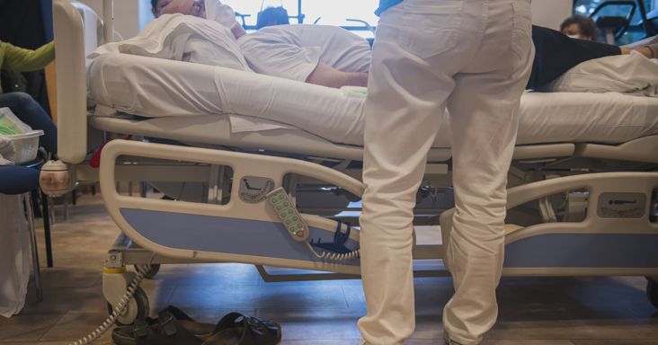 „Ezzel akarnak megtartani ápolókat?” – csalódottság és felháborodás fogadta az egészségügyi béremelést