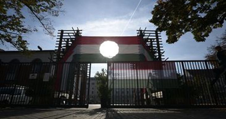 Épül már a Sztálin-szobor a Városháza udvarán – fotók