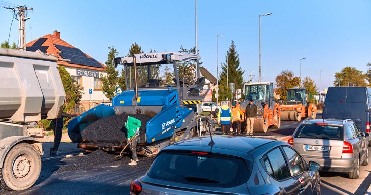 Dugókkal, torlódásokkal indult a szombathelyi 11-es huszár út aszfaltozása