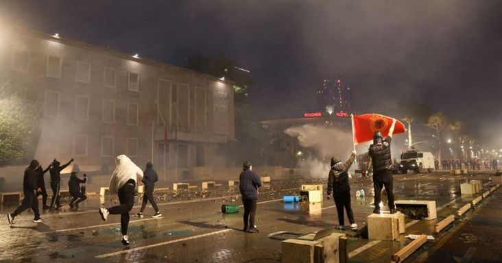 Felrobbant a balkáni lőporos hordó: lángokban áll Tirana, elszabadult a pokol az albániai tüntetéseken