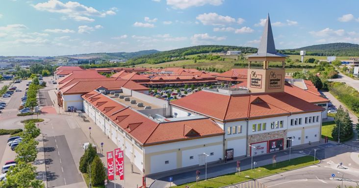 Ingatlanos magyar nagyágyú vette meg a Premier Outletet