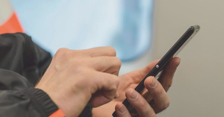 Elegük lett a hangosan telefonáló utasokból, brutális bírságot vezetnek be a vonatokon
