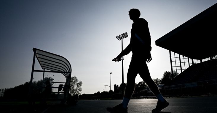 Hősies küzdelem a pálya szélén: madarakat nézett az edző, csak a sajtós dekoltázsát ne kelljen!