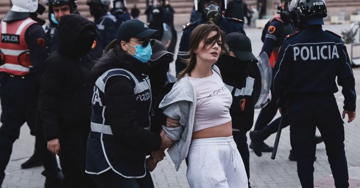 Utcai harcok törtek ki egy európai országban, a miniszterelnök nem hajlandó lemondani