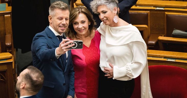 Magyar Péter Brüsszelből is a Hír TV-t támadja, miközben egy szivárványszervezet már elkezdte az iskolai érzékenyítést