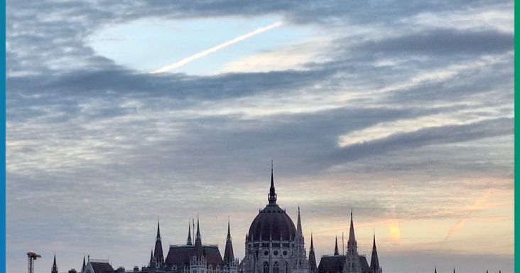 Különös jelenség a magyar Parlament fölött – képek