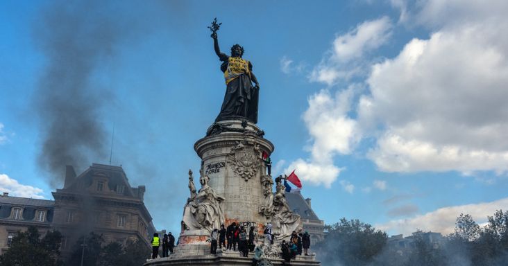 Csúnyán megütötték a francia tőzsdét – Érdemes már beszállni?