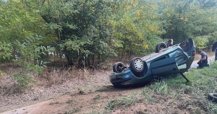 Felborult az autó Szabolcsban, a sofőr a roncs mellett feküdt – fotók a helyszínről