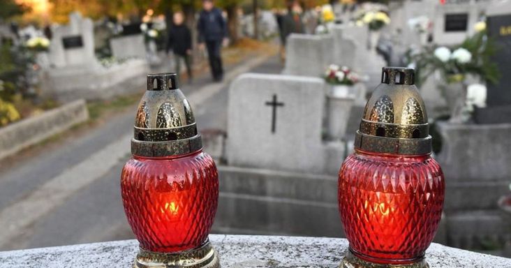 Van egy város, ahol ingyen viszik autóval az időseket a temetőbe mindenszentekkor