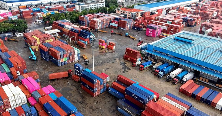 Kínai gazdaság 4,5%-kal nő az erős export miatt, belföldi kereslet gyenge marad