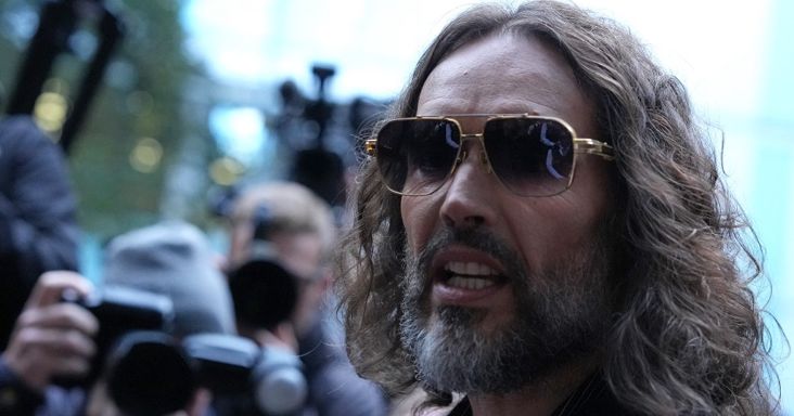 „Nem volt hajlandó elfogadni válaszként a nemet” – húsz éve folyamatosan vádolják szexuális visszaélésekkel, de csak most kerül bíróság elé Russell Brand