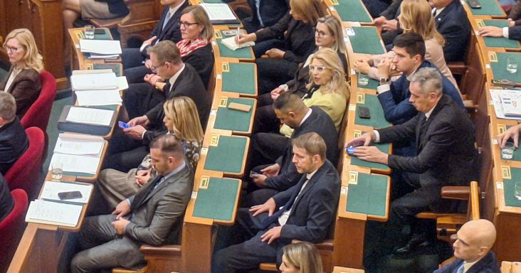 Ez már nekik is sok volt? A telefonjaikba temetkeztek a tiszás képviselők Magyar Péter közel 30 éves rekordot döntő parlamenti beszéde alatt – fotók