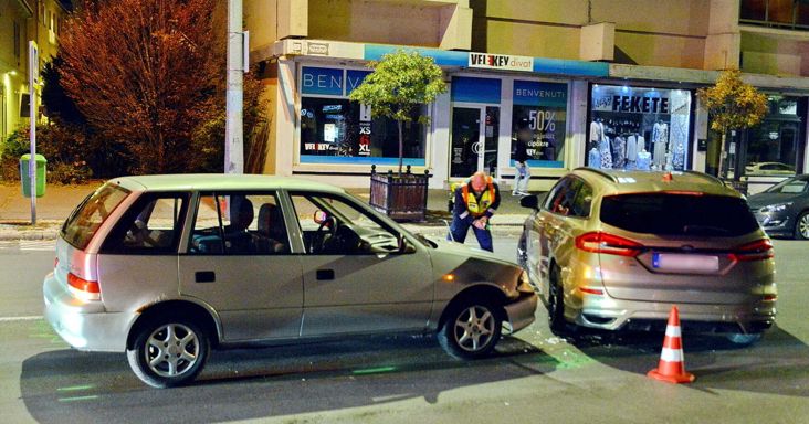 Megforduló Fordnak ütközött egy Suzuki Szombathely belvárosában