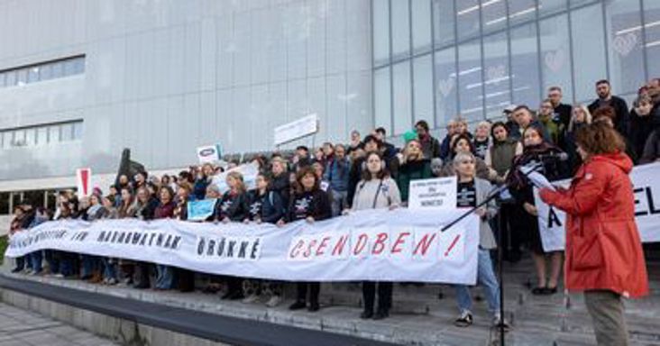 Tüntettek a könyvtárosok Pécsen, radikális lépéseket lengetett be a szakszervezet