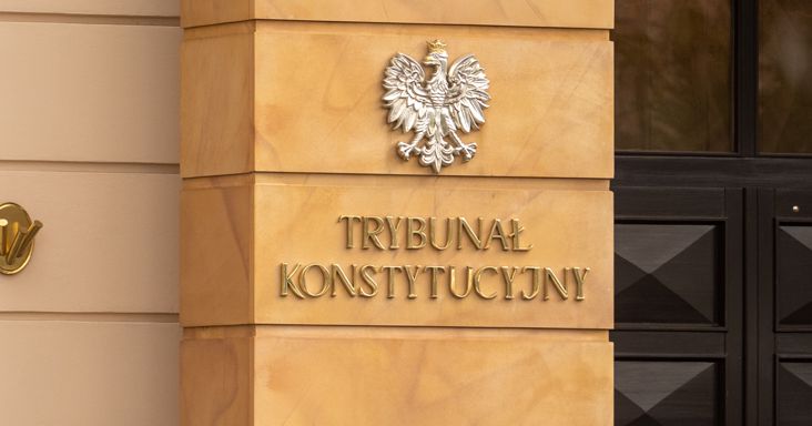Patthelyzet az alkotmánybíróságon: nem engedik be a testületbe a kormánytöbbség által megválasztott bírákat Lengyelországban