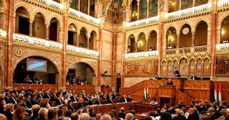 Ma tárgyalja a parlament a december 24-ét munkaszüneti nappá nyilvánító javaslatot