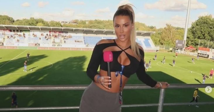 Túl mély volt dekoltázs, az edző nem mert a szexi riporternőre nézni - Videó