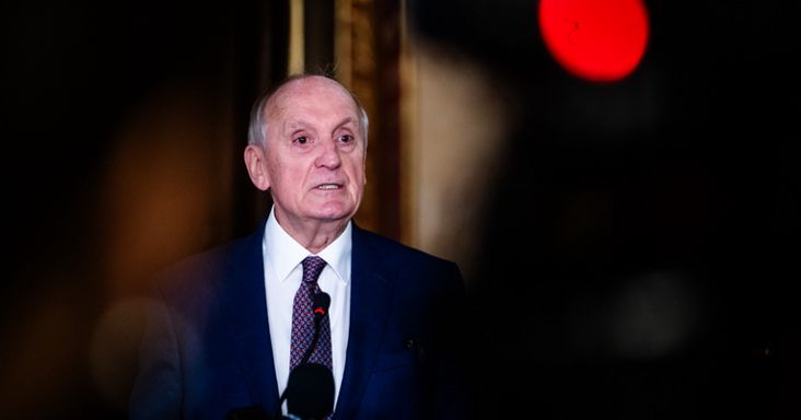 Baka András első államfői interjúját adta, nem zárja ki a régi rendszer kinevezettjeinek törvényi úton való leváltását
