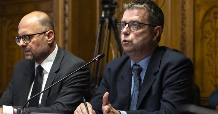 Politikailag befolyásolt legfőbb ügyészségi utasításokról és titkosszolgálati kavarásokról beszélt a volt főügyész a parlament előtt