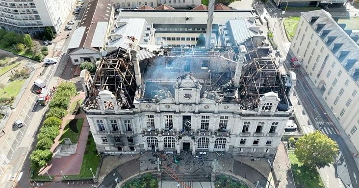 Drónfelvételek mutatják a limoges-i városháza károinak mértékét a tüntetések után