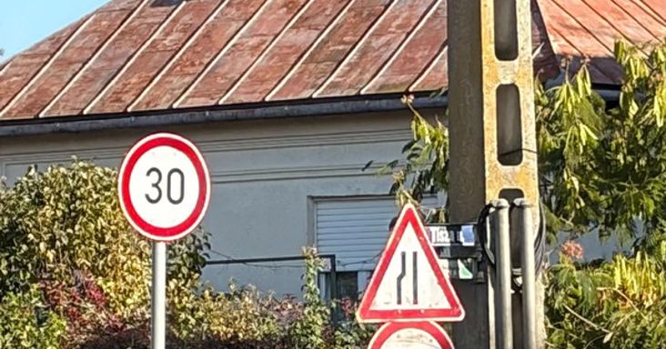 Káosz az utakon: amikor a KRESZ-táblák egymásnak is ellentmondanak