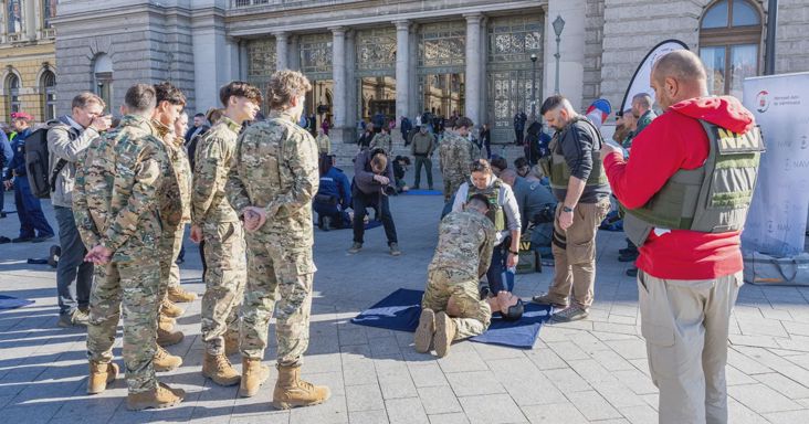 Szokatlan bemutatót tartottak a Keleti pályaudvarnál, rendőrök és katonák is részt vettek