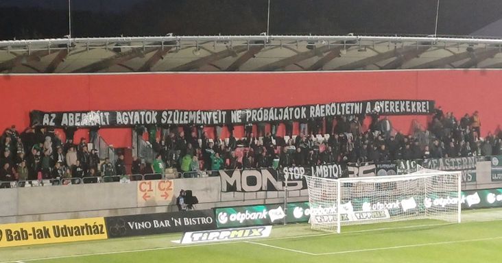 Az aberrált agyatok szüleményeit ne próbáljátok ráerőltetni a gyerekekre! – üzenték molinójukon a Ferencváros szurkolói