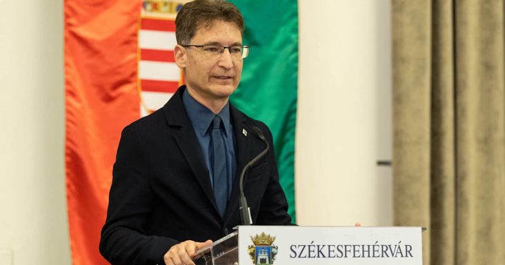 Cser-Palkovics András azon gúnyolódik, hogy valaki este vagy vasárnap küld adatigénylést az önkormányzatnak