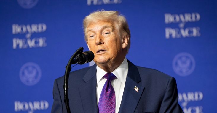 Ledobta a bombát Donald Trump: kitálalt Oroszország és Kína háborús szerepéről