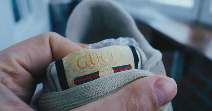 Többmilliós luxusvillából a bolhapiacra kerültek a Gucci család tárgyai